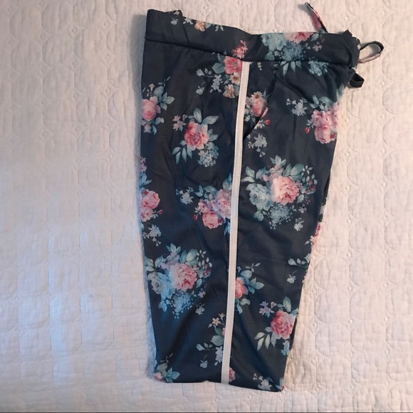 SOLD🌺Cute floral💐 track -relax pants - Picture 6 of 8